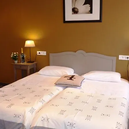 Hotel-Restaurant La P'Tite Auberge Lillebonne Room photo
